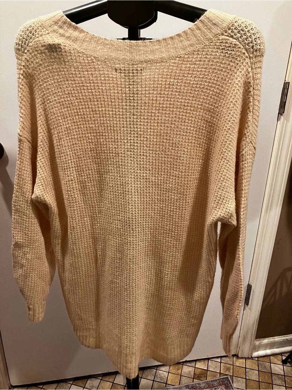 American Eagle Oversized V-Neck Knit Sweater Tan Beige High Low Hem Medium - Picture 3 of 6